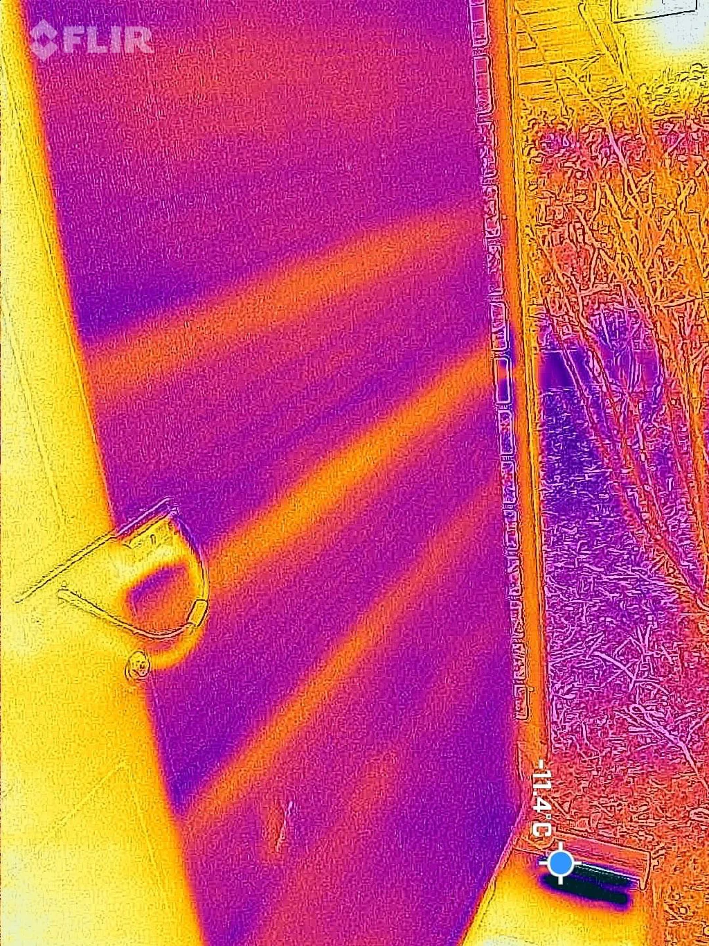 FLIR warmtebeeld van een vriesceldeur, paars en oranje kleuren, meetpunt toont -11,4 graden Celsius